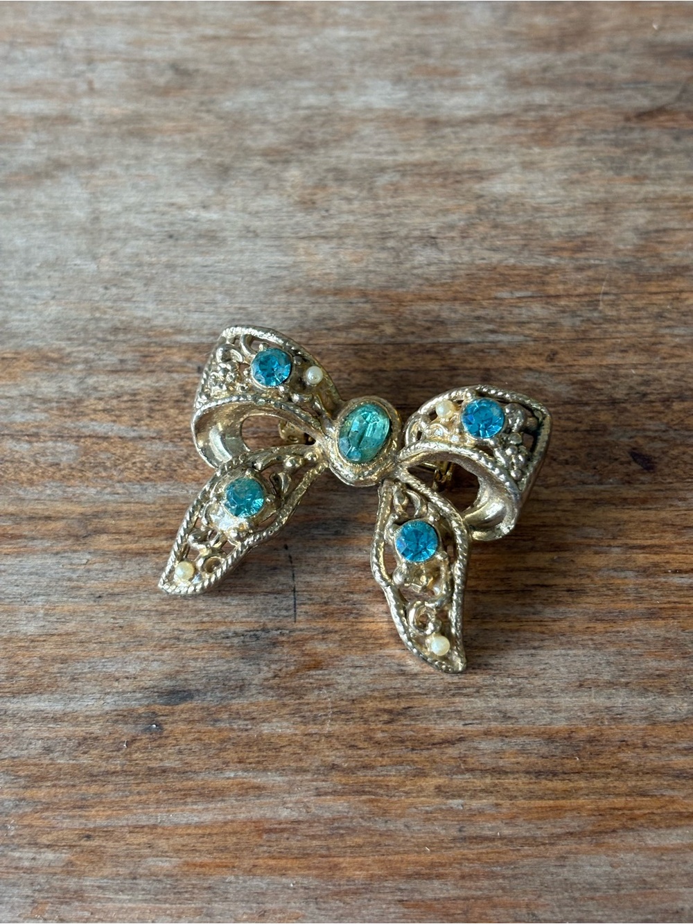VTG ribbon bow brooch featuring turquoise or aqua-colored rhinestones